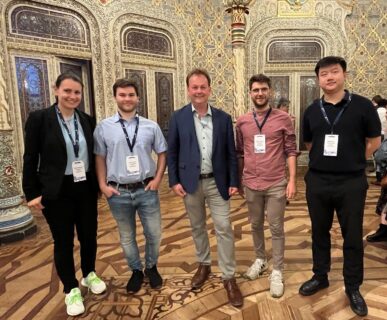Carola Vorndran, Jens Dümler, Matthias Thommes, Lukas Sandner und Jincheng Xu während des Konferenzdinners