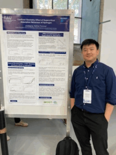 Jincheng Xu präsentiert sein Poster zum Thema “Confined Geometry Effects on the Supercritical Adsorption Behavior of Hydrogen”.