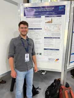 Lukas Sandner präsentiert sein Poster zum Thema “Pore Size Analysis by Advanced NMR Relaxometry and Gas Adsorption”.