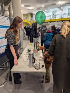 Pia Weiner erklärt das Prinzip der Chromatographie