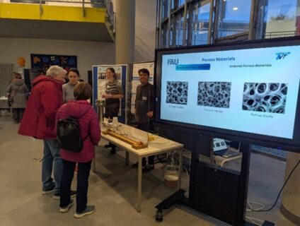 Carola Vorndran erklärt wie mithilfe der Adsorption sowohl Getränke gekühlt als auch Wärme erzeugt werden kann