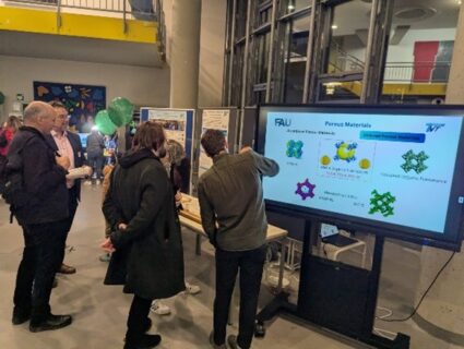 Lukas Sandner erklärt das Prinzip der Adsorption