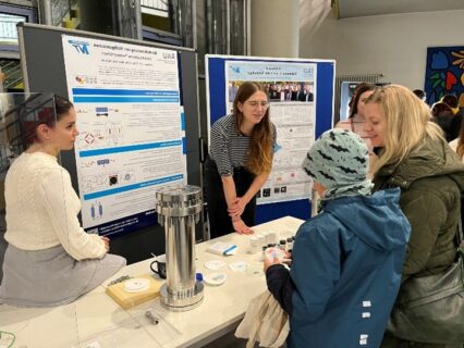 Pia Weiner erklärt das Prinzip der Chromatographie