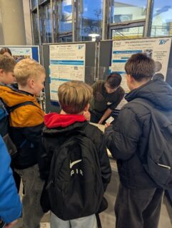 Lukas Sandner zeigt das Erwärmen von Zeolith 5A durch die Adsorption von Wasser